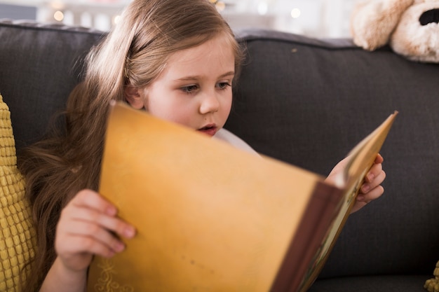 Foto grátis menina lendo no livro