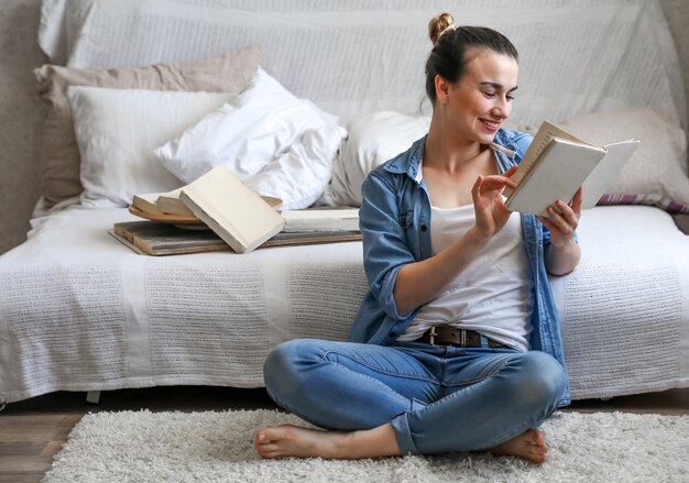 menina lendo um livro em uma sala aconchegante