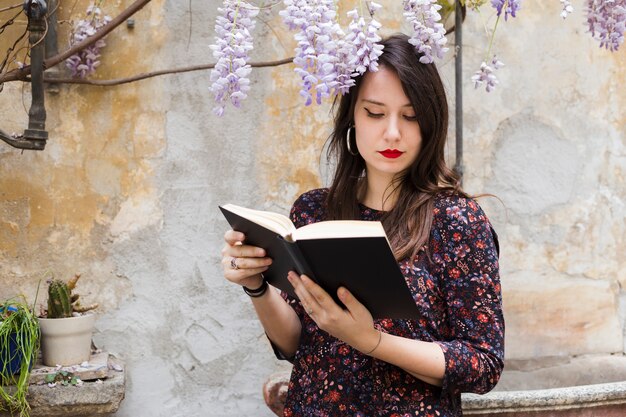 Menina, lendo um livro, rua