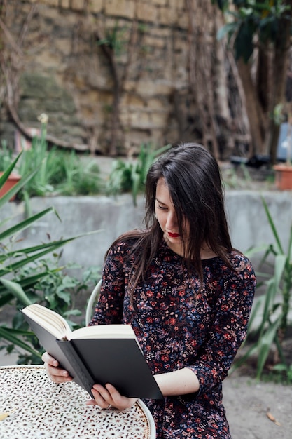 Menina, lendo um livro, rua