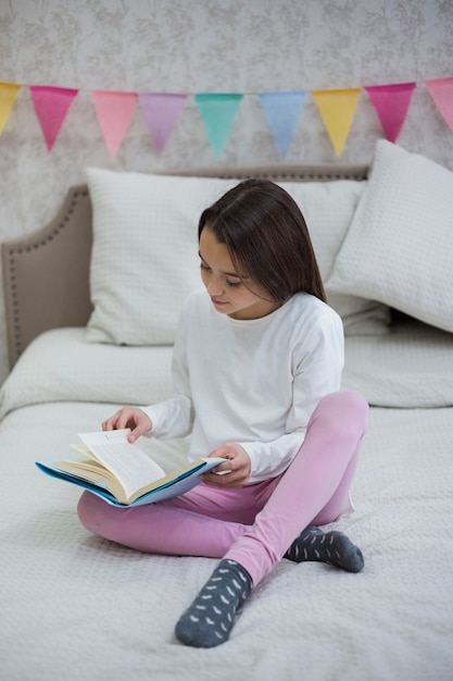 Menina, lendo um livro