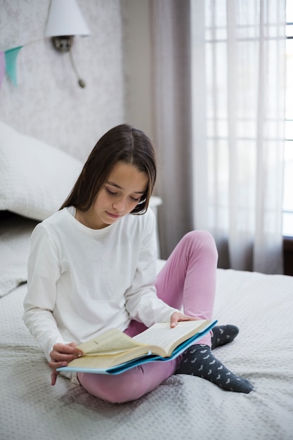 Foto grátis menina, lendo um livro