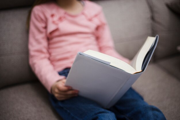 Menina, lendo um livro