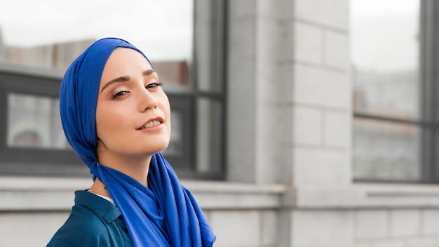 Menina linda com hijab sorrindo com espaço de cópia