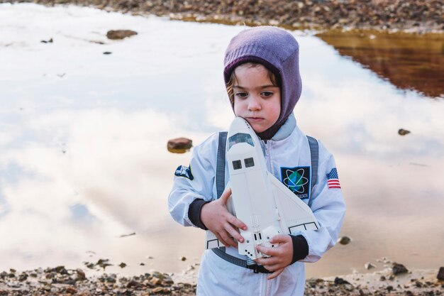 Menina linda em traje de astronauta