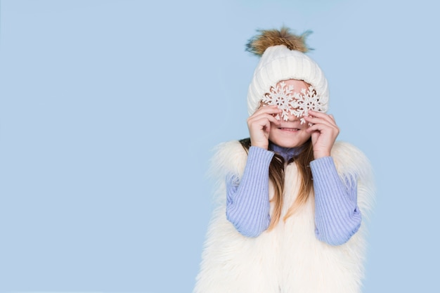 Menina loira posando com olhos de flocos de neve