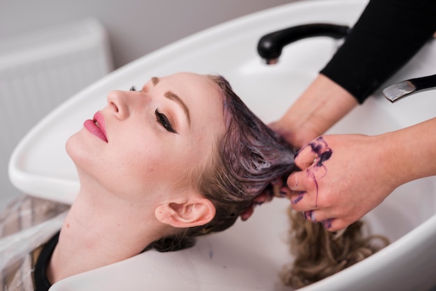 Foto grátis menina loira, recebendo seu cabelo lavado