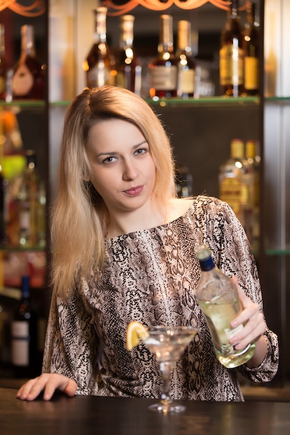 Foto grátis menina loura derramando martini