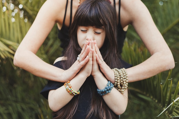 Menina, meditando, com, mãe