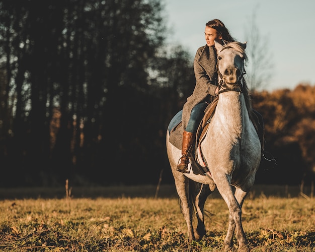 Foto grátis menina montar um cavalo