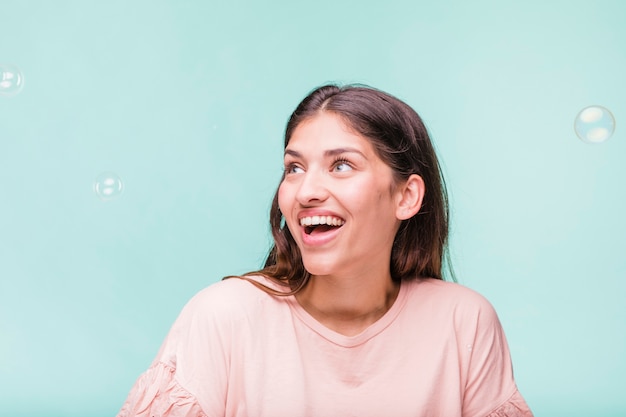 Foto grátis menina morena brincando com bolhas de sabão