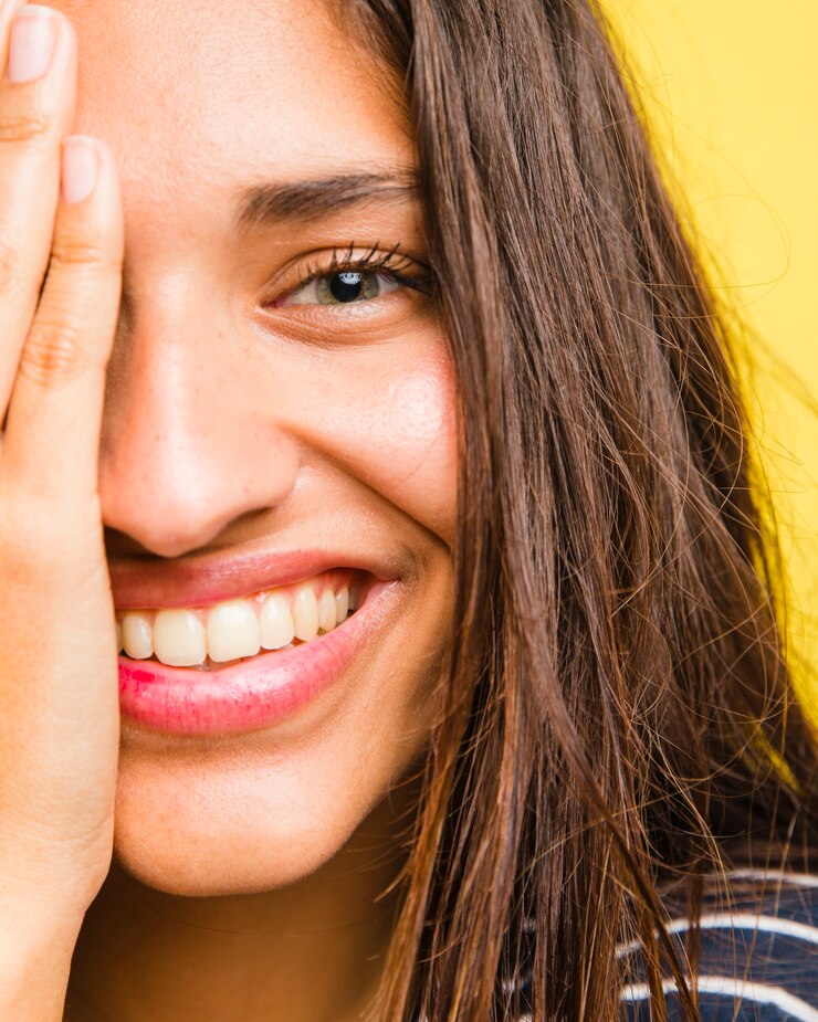 Foto grátis menina morena com a mão no rosto