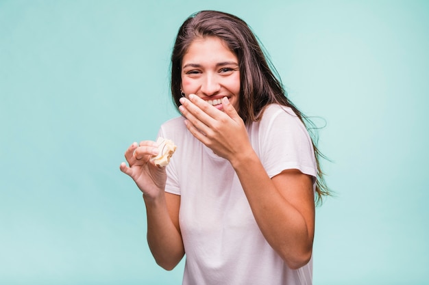 Foto grátis menina morena comendo pastelaria