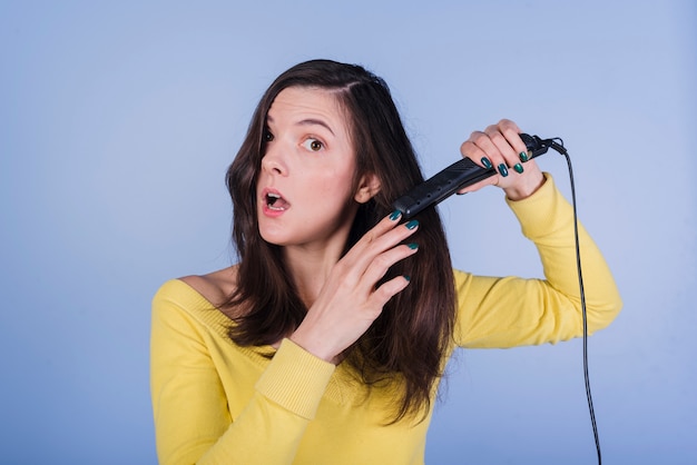 Foto grátis menina morena cuidando do cabelo dela