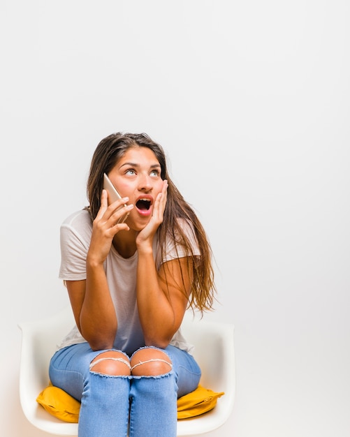 Foto grátis menina morena falando no telefone