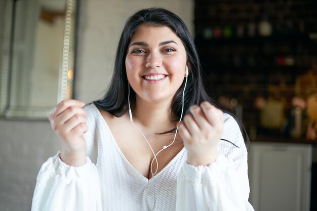 Menina morena latina posando em ambiente fechado