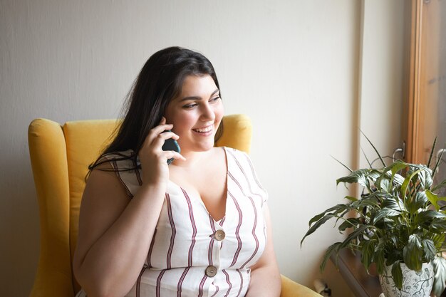 Menina morena latina posando em ambiente fechado