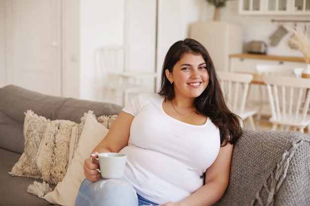 Menina morena latina posando em ambiente fechado