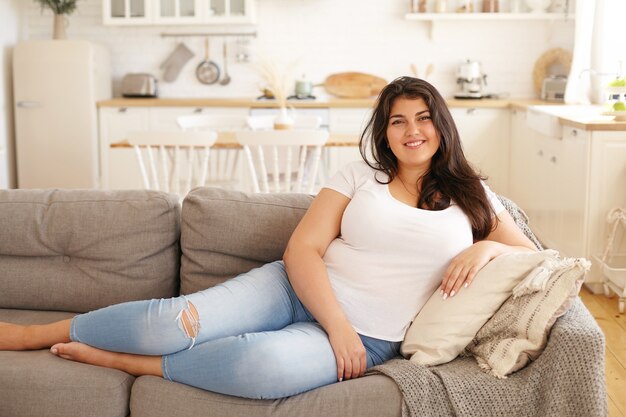 Menina morena latina posando em ambiente fechado