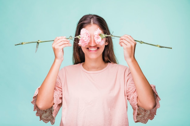 Menina morena posando com flores