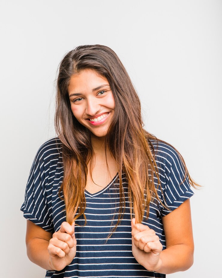 Foto grátis menina morena, posar, com, listrado, t-shirt