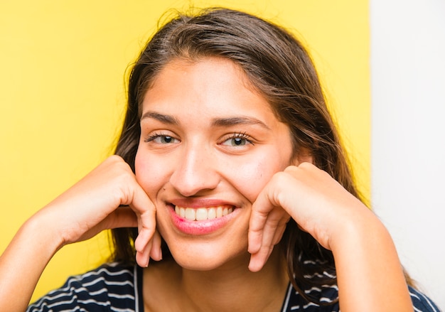 Foto grátis menina morena, posar, com, listrado, t-shirt