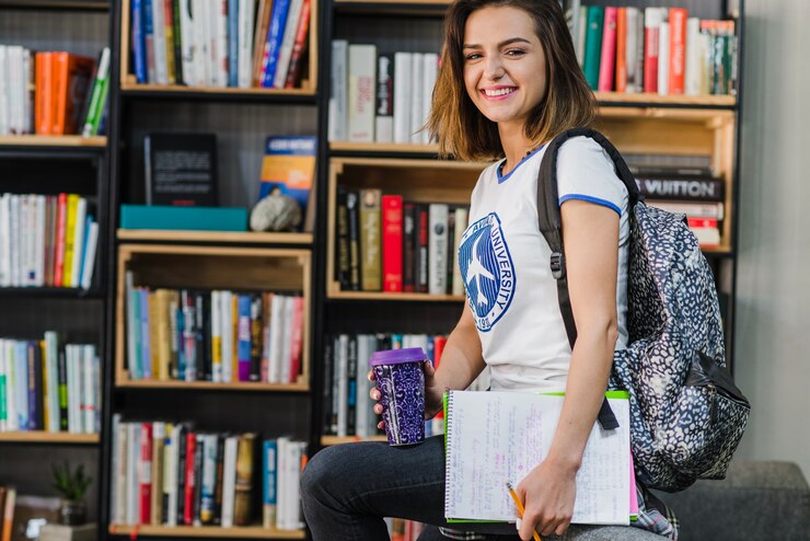 Foto grátis menina morena segurando blocos de notas xícara sentada sorrindo
