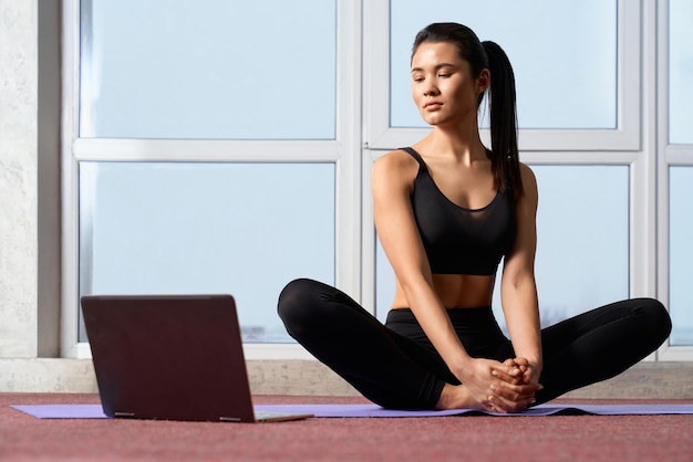 Foto grátis menina morena sentada em pernas relaxando