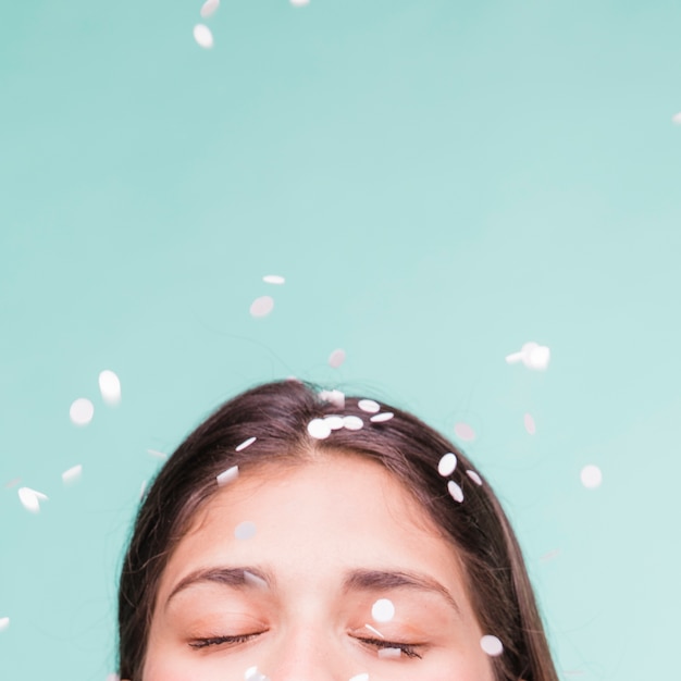 Foto grátis menina morena sorridente com confete