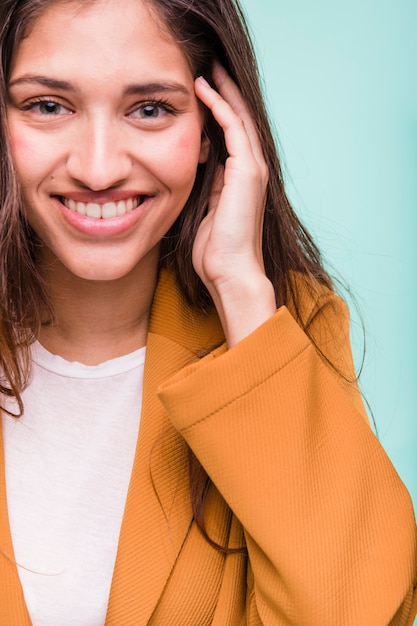 Foto grátis menina morena sorridente posando com casaco