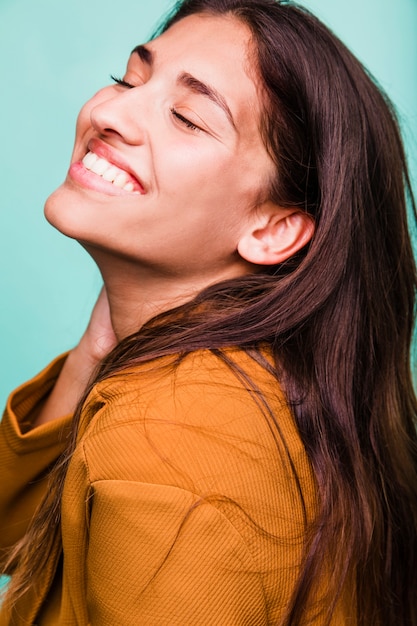 Menina morena sorridente posando com casaco