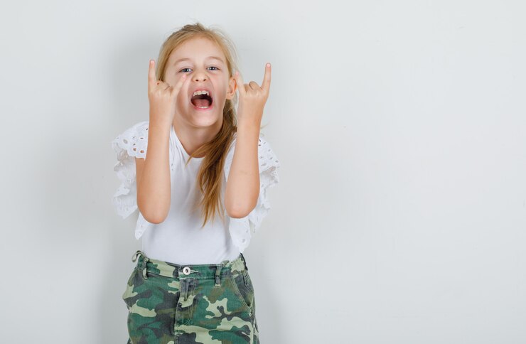 Foto grátis menina mostrando cartaz de rock and roll em camiseta branca