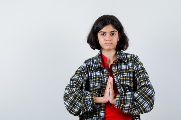 Foto grátis menina mostrando o gesto namastê na camisa, vista frontal da jaqueta.