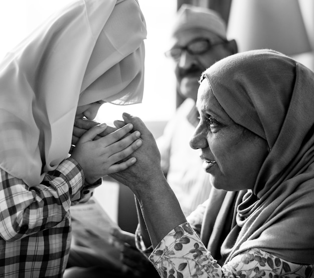 Foto grátis menina muçulmana pagando respeito à mãe