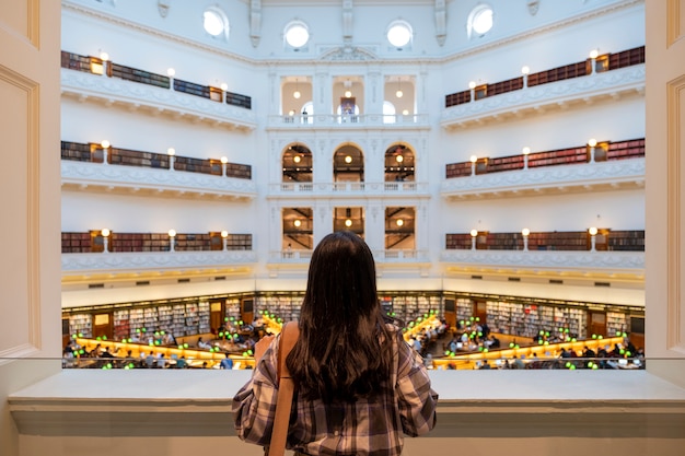 Foto grátis menina na biblioteca