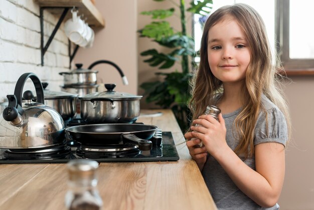 Menina na cozinha