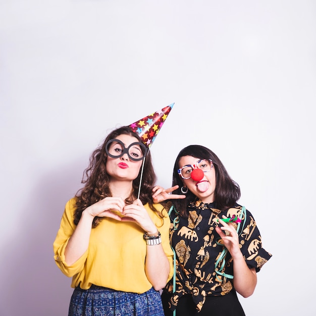 Foto grátis menina na festa com pose divertida