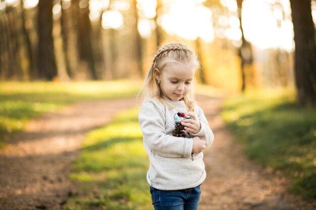 Menina na floresta