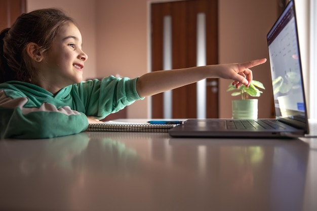 Menina na frente do conceito de estudo da tela do laptop