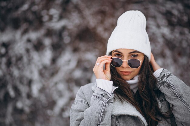 Menina na moda jovem em um parque de inverno