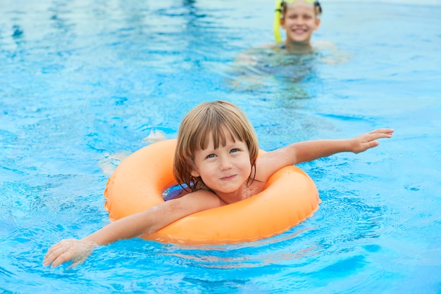 Menina na piscina