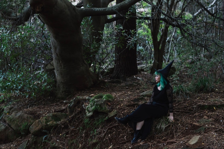 Foto grátis menina na roupa da bruxa na floresta