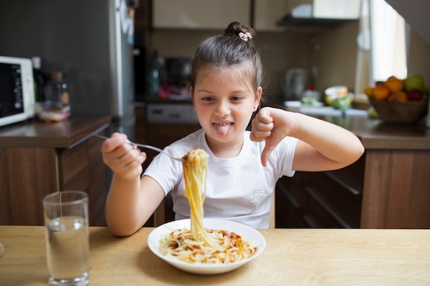 Foto grátis menina não gosta de prato de massa