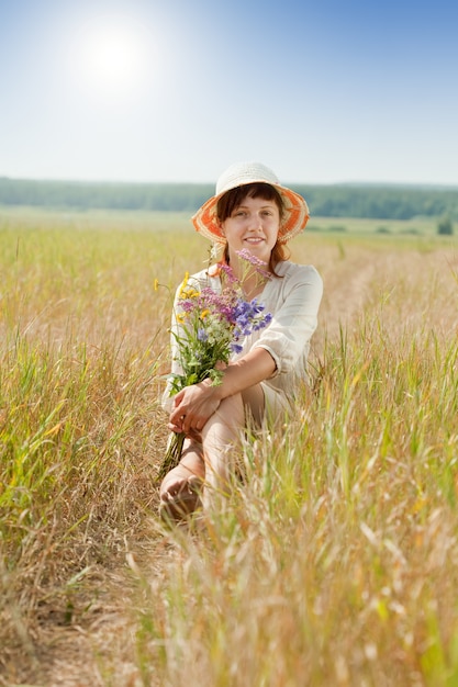 Menina no campo de verão