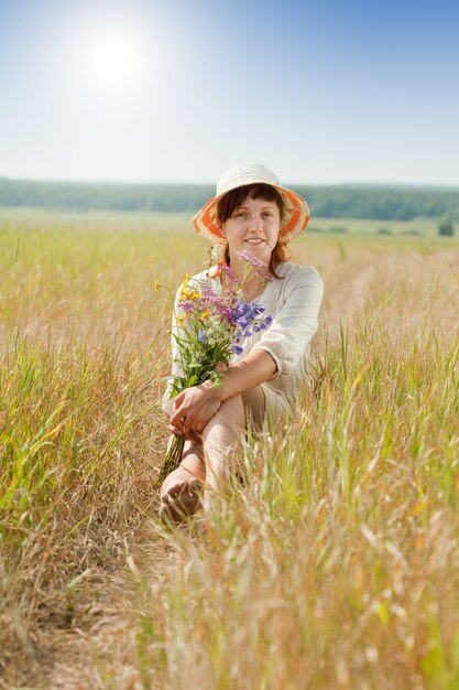 Menina no campo de verão