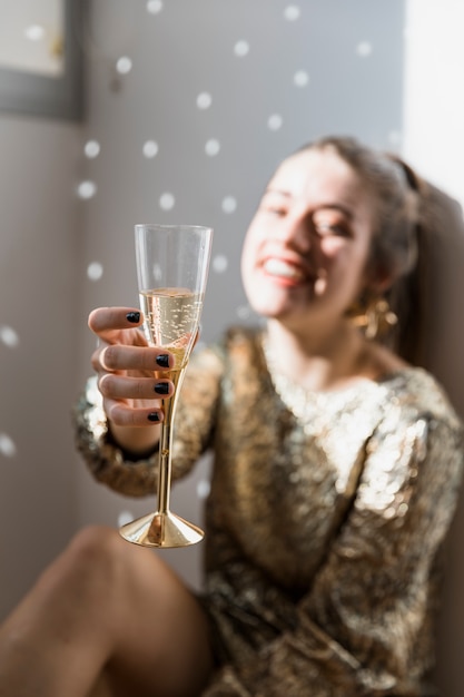 Foto grátis menina no chão na festa de ano novo