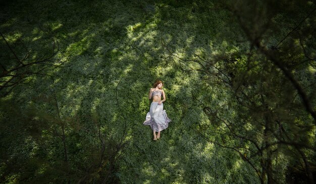 Menina no jardim atirada de cima