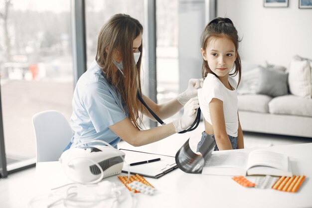 Menina no médico. Exame da criança. Médico africano.