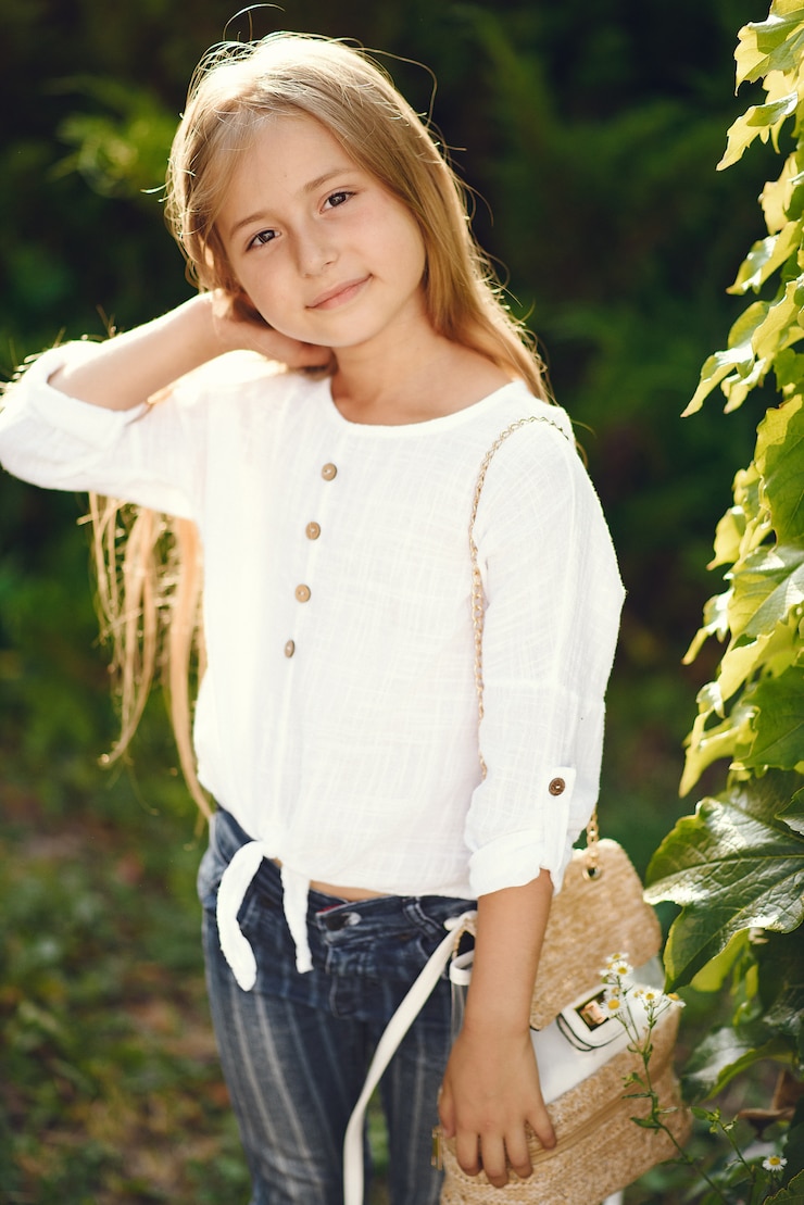 Foto grátis menina num parque de pé com um saco castanho