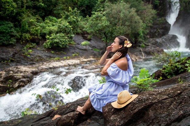 menina olha para a cachoeira